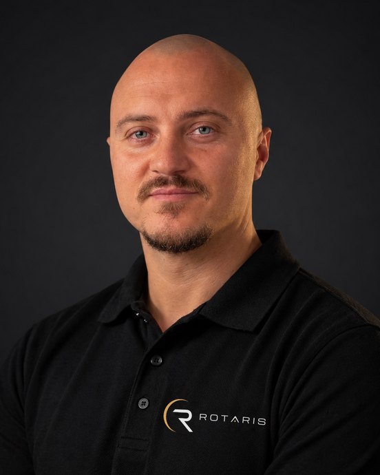 Dieter Kijan, Inhaber von Rotaris, im schwarzen Polo mit Rotaris-Logo
